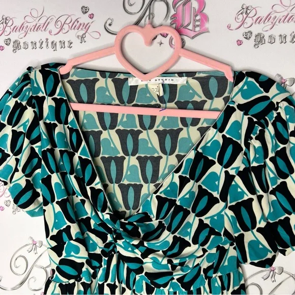 Max studio top blue cream black floral heart pattern stretchy blouse shirt - Picture 2 of 6